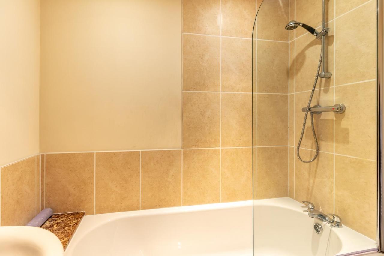 Host & Stay - Hillbrook House Apartment เกรทมัลเวิร์น ภายนอก รูปภาพ